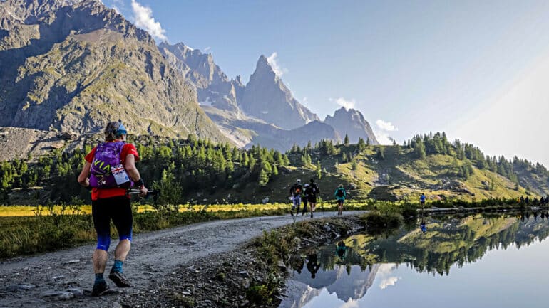 plongez au cœur de l'ultra trail : aventuriers du rhône au défi utmb. découvrez les paysages époustouflants, vivez l'adrénaline des coureurs et laissez-vous inspirer par leurs récits de courage et de détermination dans cette aventure unique de trail running.