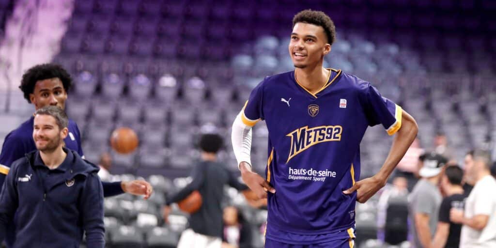 découvrez l'avenir prometteur de victor wembanyama, le jeune prodige du basket, avec un contrat atteignant 257 millions d'euros en nba. analyse des enjeux, des attentes et des perspectives de carrière d'un joueur qui pourrait redéfinir le jeu.