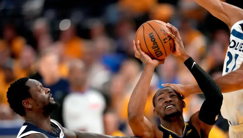 découvrez comment jonathan kuminga s’impose dans l’effectif des warriors face aux défis du salary cap et aux ambitions de la franchise en nba. analyse du rôle du jeune talent dans la gestion salariale de golden state.