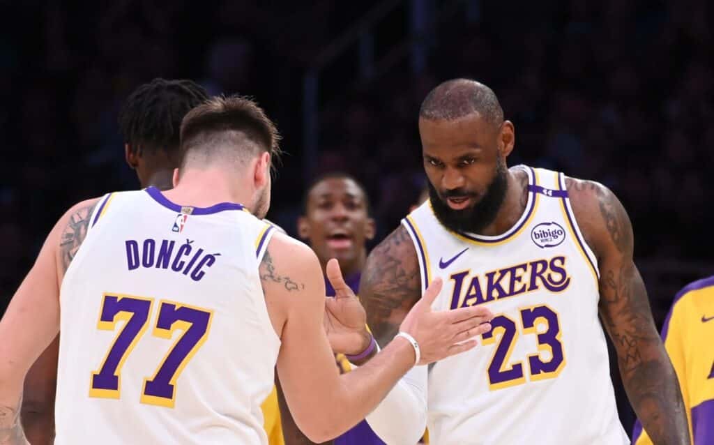 découvrez l'intensité du premier match de la saison nba avec l'affrontement tant attendu entre les los angeles lakers et les golden state warriors. ne manquez pas ce duel épique qui promet des moments forts et une atmosphère électrique sur le parquet !