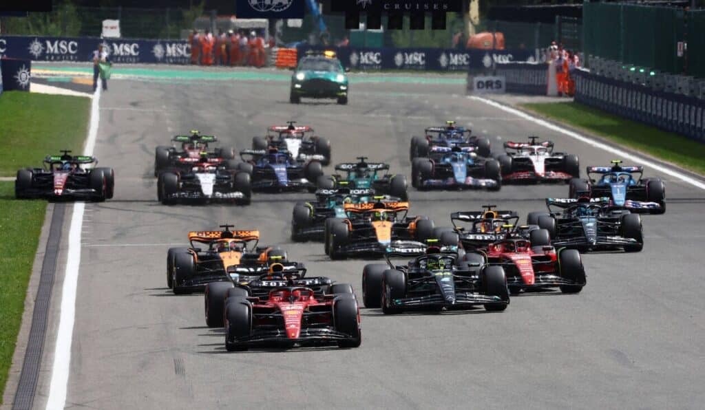 découvrez le salaire de checo pérez en f1 avec cadillac, ses revenus, primes et détails sur ses gains en 2024. informations à jour et analyses exclusives sur sa rémunération.