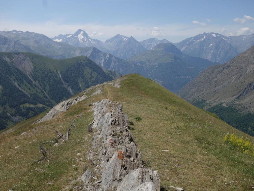 découvrez comment vallon hoarau crée la surprise en défiant la tête de série numéro 1 dans un affrontement plein de rebondissements et de suspense. résumé du match et réactions.