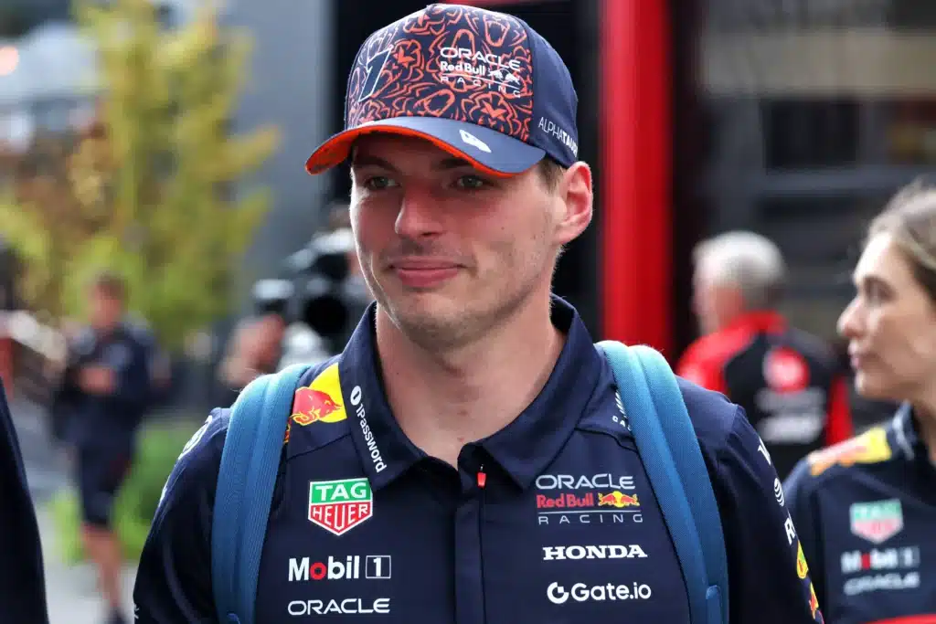 découvrez comment max verstappen met fin aux rumeurs qui entourent sa carrière en formule 1. un éclaircissement sur ses intentions et ses perspectives pour la saison à venir.