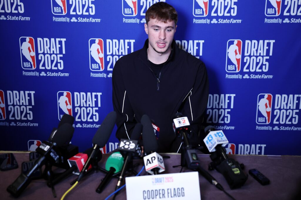 découvrez tout sur flagg, la nouvelle star montante du basketball, avec les analyses et actualités exclusives de la nba sur espn.