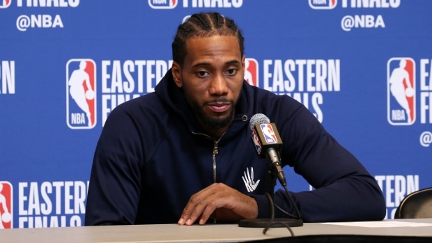 découvrez les détails de la controverse autour du sponsoring de kawhi leonard, son impact sur sa carrière et les réactions du public dans le monde du sport.