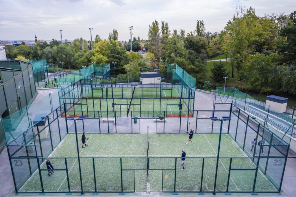 découvrez les meilleurs lieux pour jouer au padel en france : adresses incontournables, installations modernes et conseils pour profiter pleinement de ce sport dynamique et convivial.