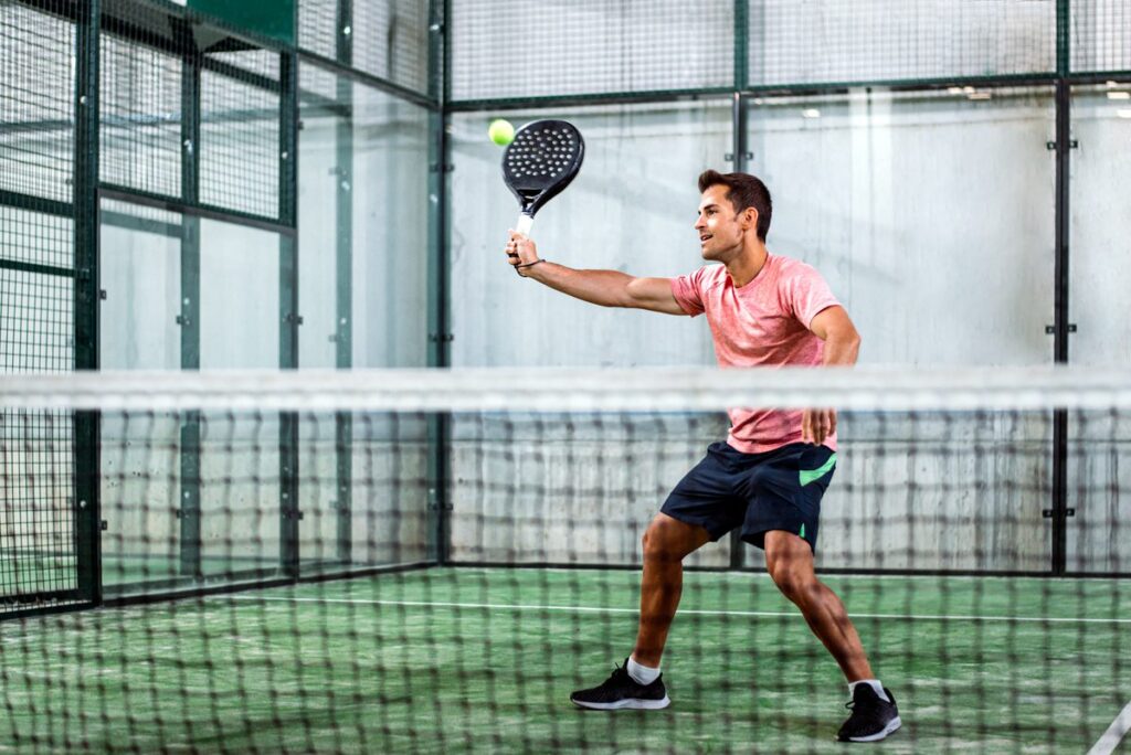 découvrez les différences clés entre le padel et le squash : règles, équipements, surfaces de jeu et conseils pour choisir le sport qui vous convient le mieux.