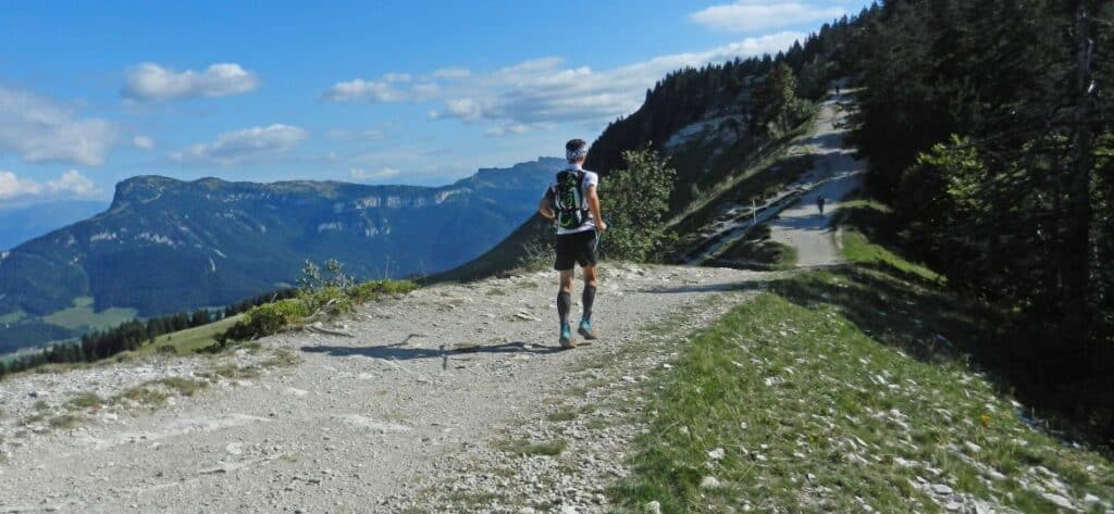 découvrez l'ultra-trail vercors, une course exigeante au cœur des paysages grandioses du vercors. parcourez des sentiers sauvages, relevez un défi sportif unique et vivez une expérience inoubliable en pleine nature.