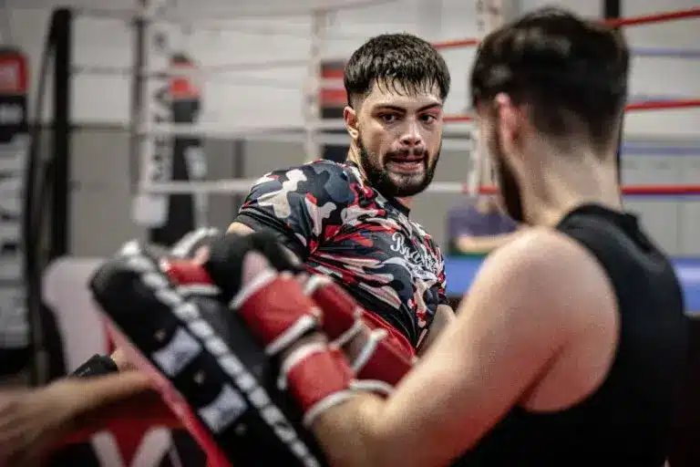 découvrez boxing center mma à balma : cours de boxe et mma pour tous les niveaux, coaching personnalisé, ambiance conviviale et installations modernes pour atteindre vos objectifs sportifs.