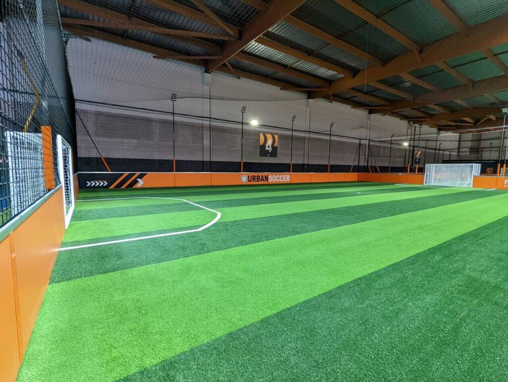 découvrez le complexe de padel le mans : des terrains modernes, des cours pour tous niveaux et une ambiance conviviale pour pratiquer le padel entre amis ou en famille. réservez votre partie dès maintenant !