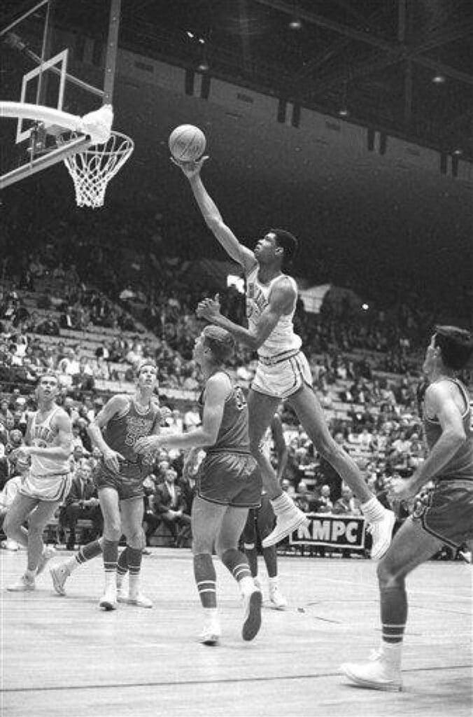 découvrez un hommage inspirant aux pionniers afro-américains de la nba, retraçant leur impact, leur héritage et les obstacles surmontés qui ont marqué l’histoire du basketball.