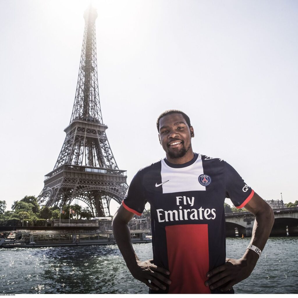 découvrez comment le projet qatari du psg s'inspire du modèle de la nba pour transformer le club parisien en une marque mondiale, mélangeant ambitions sportives et stratégies commerciales innovantes.