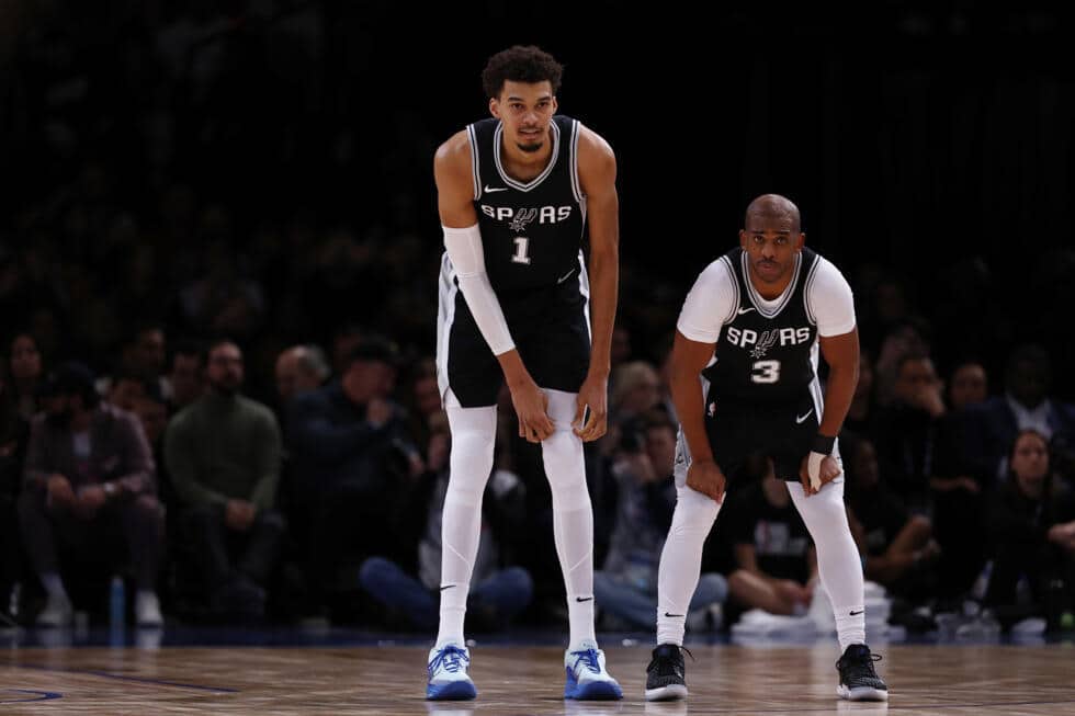les spurs poursuivent leur série de victoires grâce à une performance impressionnante de victor wembanyama. découvrez comment le prodige français continue de briller et d'emmener son équipe vers le succès.