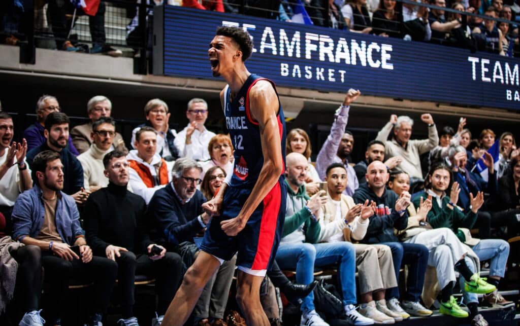 victor wembanyama impressionne avec 22 points inscrits en seulement 16 minutes de jeu. découvrez sa performance exceptionnelle lors de ce match remarquable.