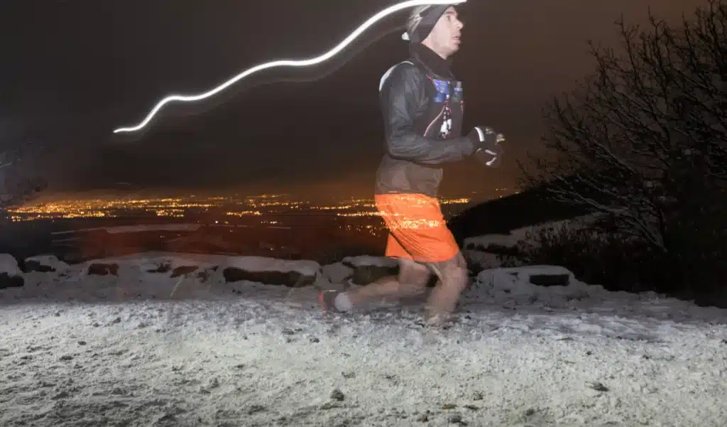 découvrez le départ spectaculaire et illuminé de la saintélyon nocturne, une course mythique alliant défi sportif et ambiance unique à la tombée de la nuit.