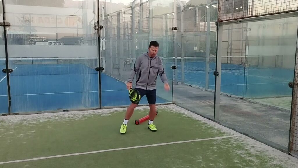 découvrez l'incident surprenant où un joueur de padel a vécu une frayeur intense après la casse d'une vitre pendant le jeu.