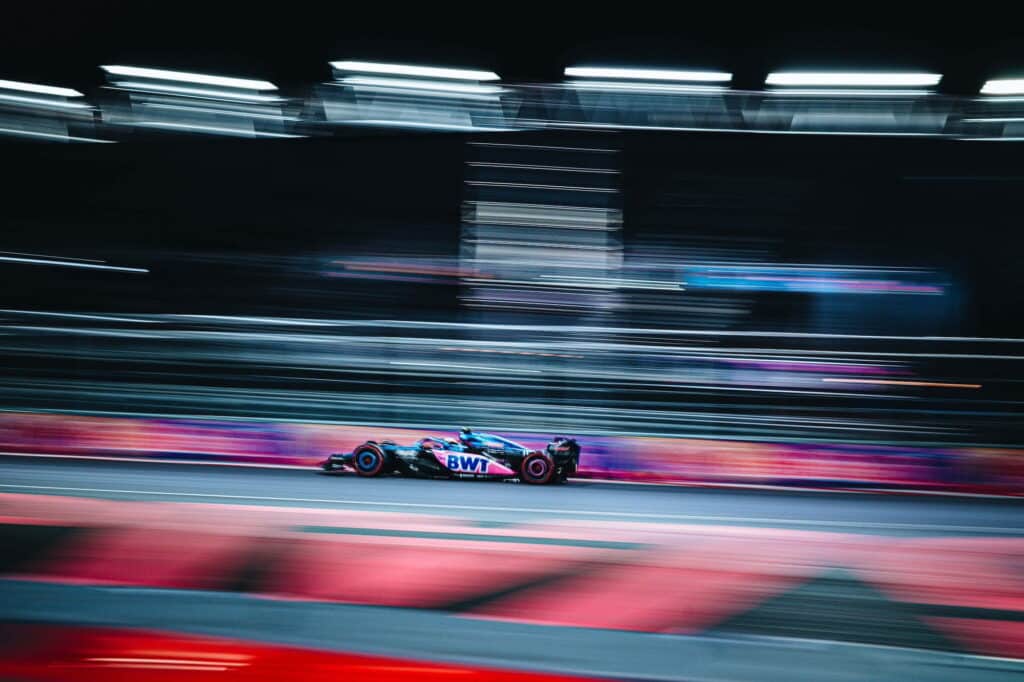 une grille d'égout desserrée provoque des perturbations majeures à las vegas, mettant en danger la sécurité et entraînant un chaos important dans la ville.