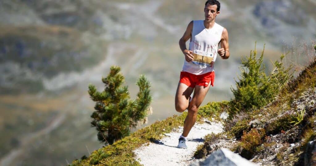 découvrez kilian jornet et son défi extrême à travers l'ouest américain, une aventure sportive intense entre montagnes et paysages grandioses.
