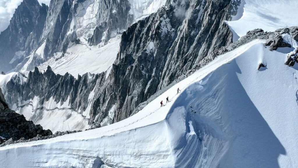 découvrez les souvenirs intenses de kilian jornet en revivant sa spectaculaire traversée des alpes, un exploit qui fait toujours frissonner.