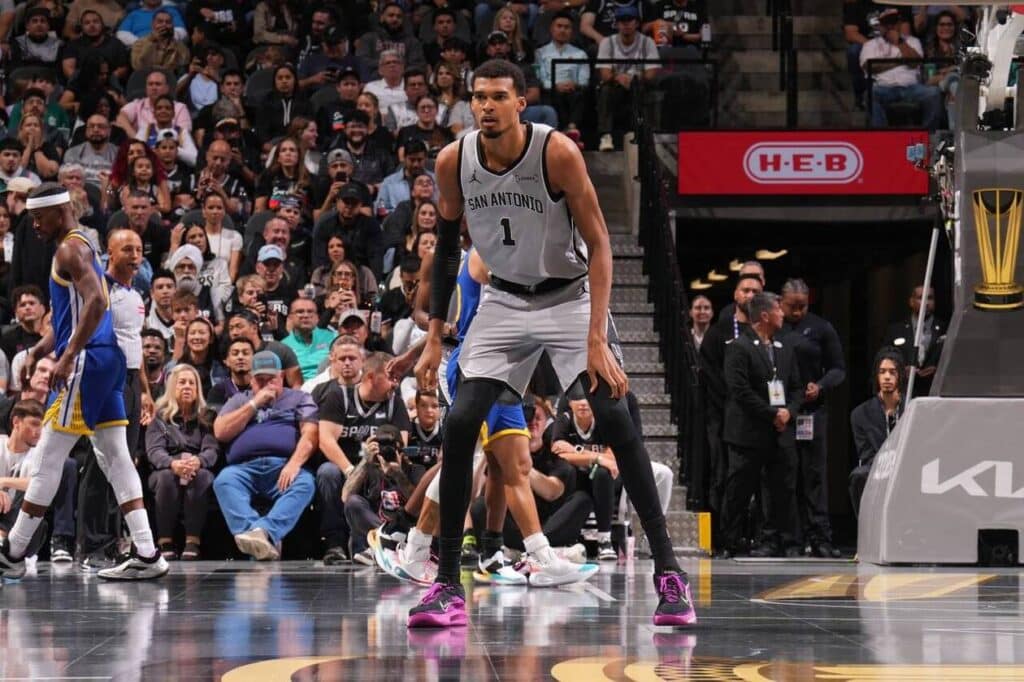 découvrez pourquoi wembanyama sera absent lors du match entre les spurs et les kings, et l'impact de son absence sur la rencontre.