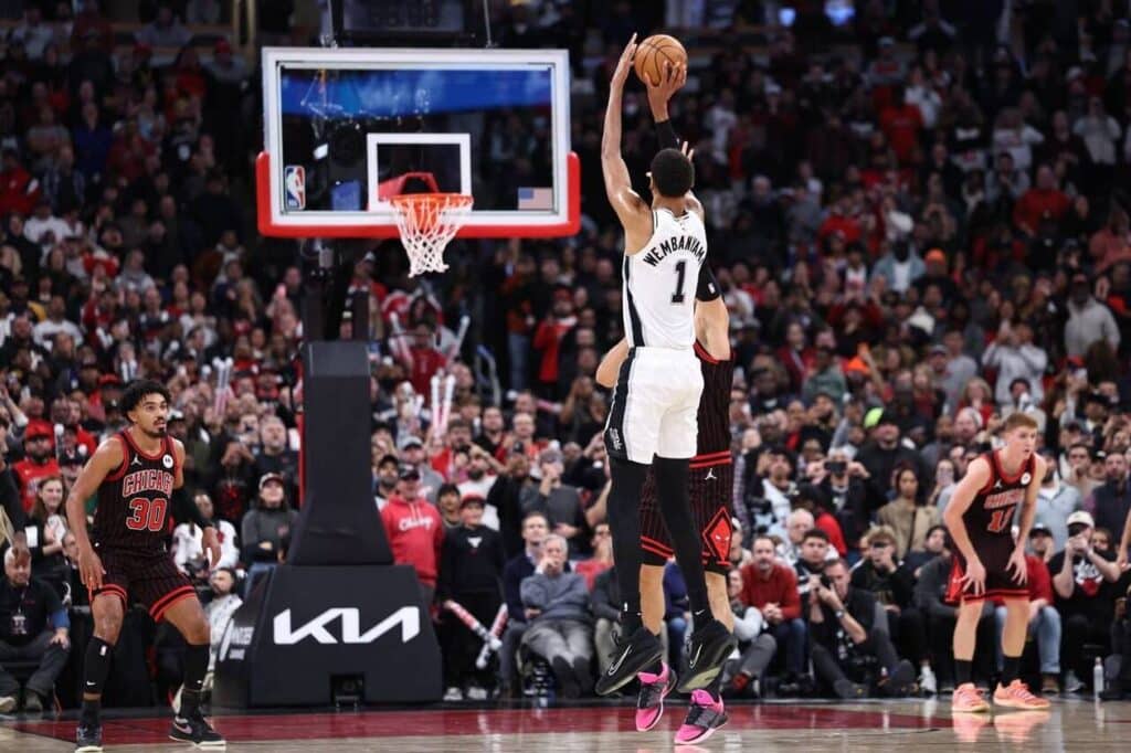 wembanyama éclaire le match avec 38 points décisifs, menant les spurs à une victoire impressionnante contre les bulls.