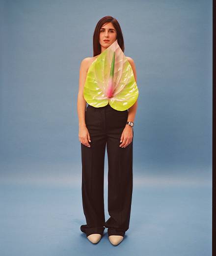 découvrez comment ana de armas illumine le grand prix aux côtés de lewis hamilton, entre style et performance sur le circuit.