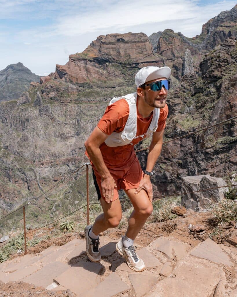 arthur joyeux-bouillon s'est approché du podium lors du tahiti moorea ultra trail, une compétition d'endurance exigeante à travers les paysages paradisiaques de tahiti et moorea.