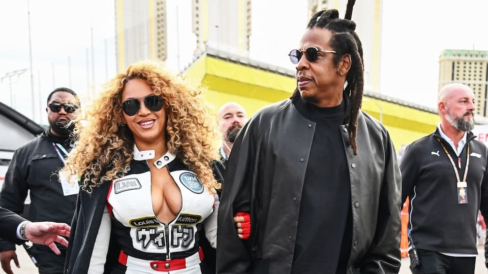 découvrez comment beyoncé a ébloui en combinant élégance et glamour dans une combinaison blanche lors du grand prix de las vegas, captivant tous les regards.