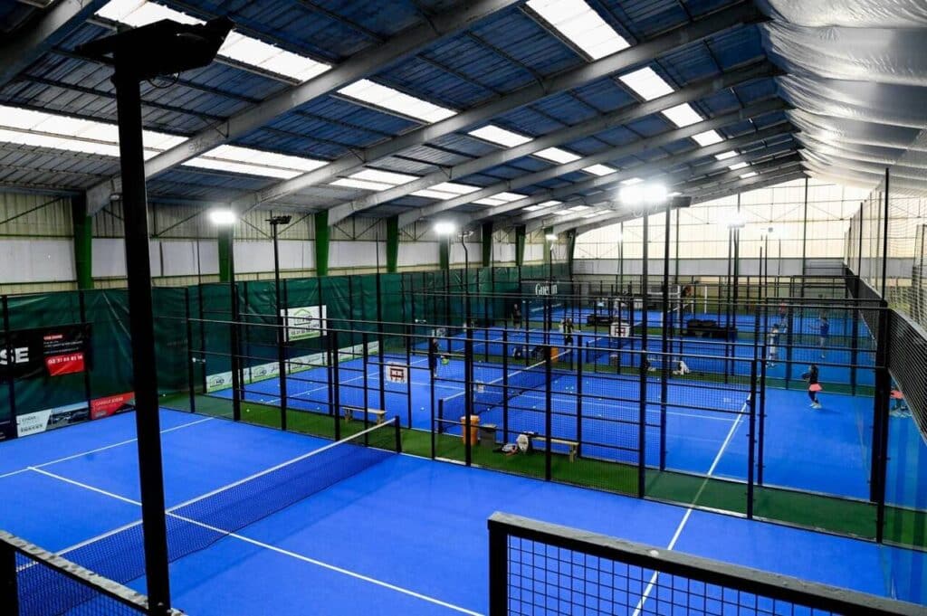 découvrez notre complexe de padel haut de gamme en loire-atlantique, ouvert en 2026. profitez d'infrastructures modernes et d'une expérience sportive unique pour tous les passionnés de padel.