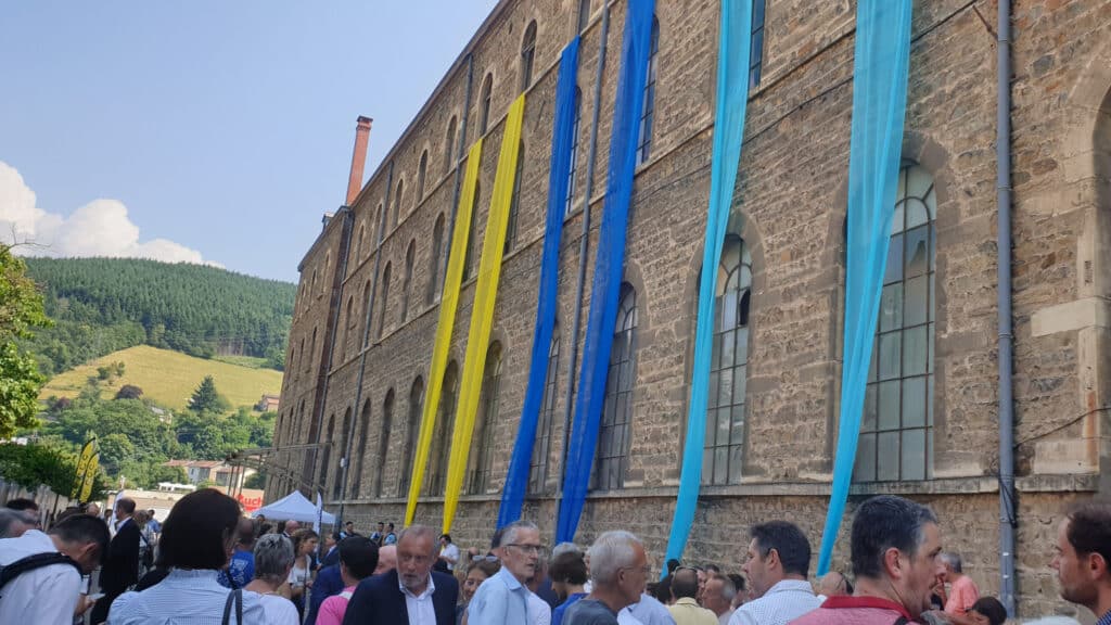 découvrez l'ancienne usine de loches transformée en un complexe sportif moderne alliant histoire et activités physiques pour tous.