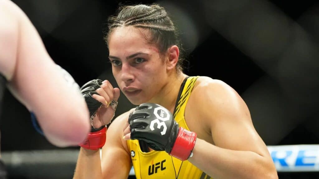 une lutteuse mma crée un tumulte inattendu à bord d'un vol ryanair, provoquant des réactions surprenantes parmi les passagers.