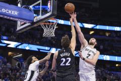 découvrez comment maxime raynaud se prépare pour affronter nikola jokić, un défi exceptionnel dans le monde du basketball.