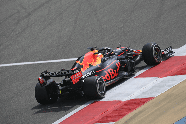 découvrez les récentes critiques adressées à mercedes et red bull en formule 1, analysant leurs performances et controverses sur le circuit.