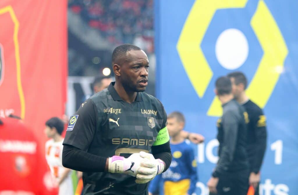 steve mandanda remporte un tournoi de padel aux côtés d'un ex-coéquipier, célébrant une victoire sportive et un moment de complicité entre anciens partenaires.