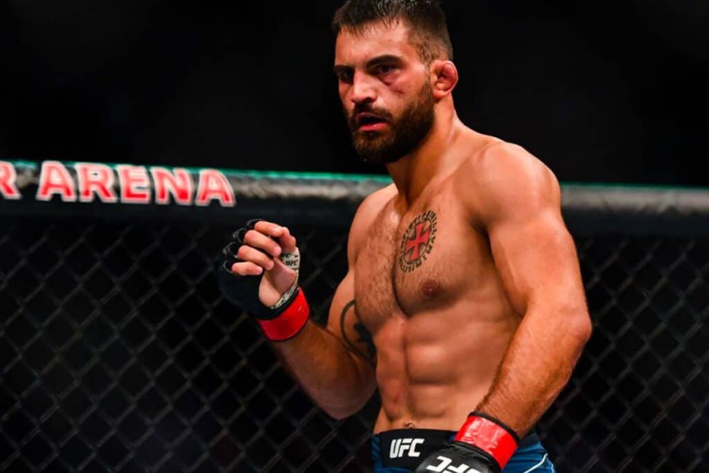 découvrez le 3e combat mma de benoît saint denis en seulement 5 mois, un exploit impressionnant dans sa carrière sportive.