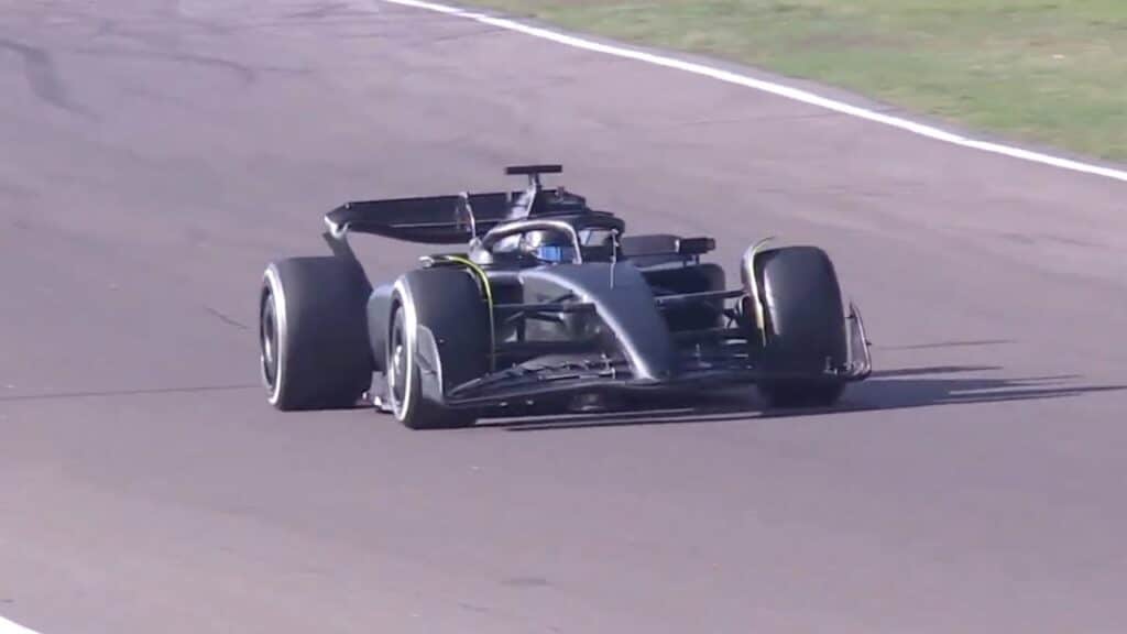 découvrez la cadillac f1 édition spéciale checo perez, une voiture de course unique alliant performance exceptionnelle et design exclusif inspiré par le champion de formule 1.