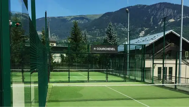 courchevel 1850 inaugure deux nouvelles pistes de padel, offrant aux amateurs de sport un espace moderne et convivial dans un cadre alpin exceptionnel.
