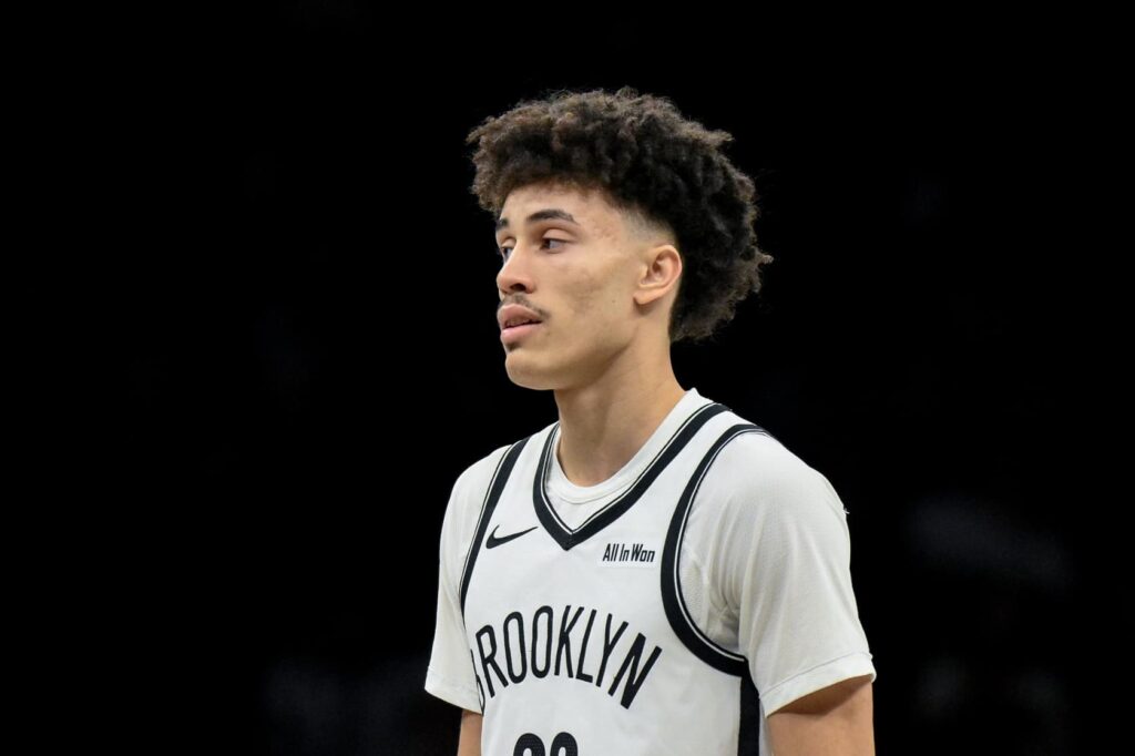 killian hayes réalise une performance exceptionnelle en g-league en explosant son record avec 34 points, démontrant tout son talent sur le parquet.