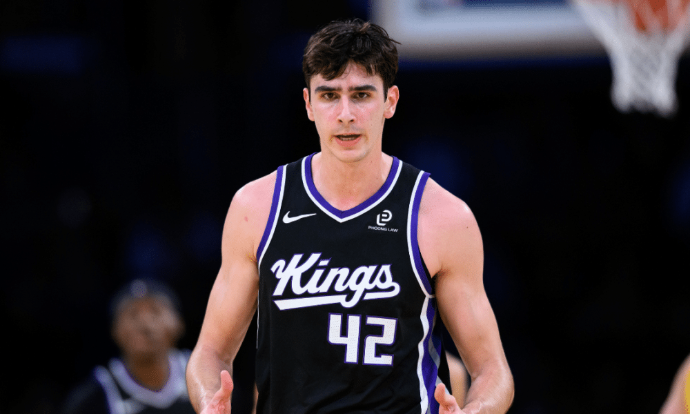 maxime raynaud frôle le double-double lors d'un match intense en nba, démontrant son talent et son impact sur le terrain.