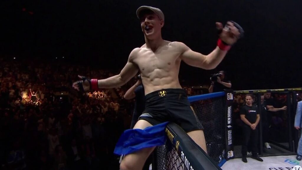 découvrez paul dena en pleine lumière avec ses 2 ceintures remportées à l'ares 37, un exploit marquant dans le mma.