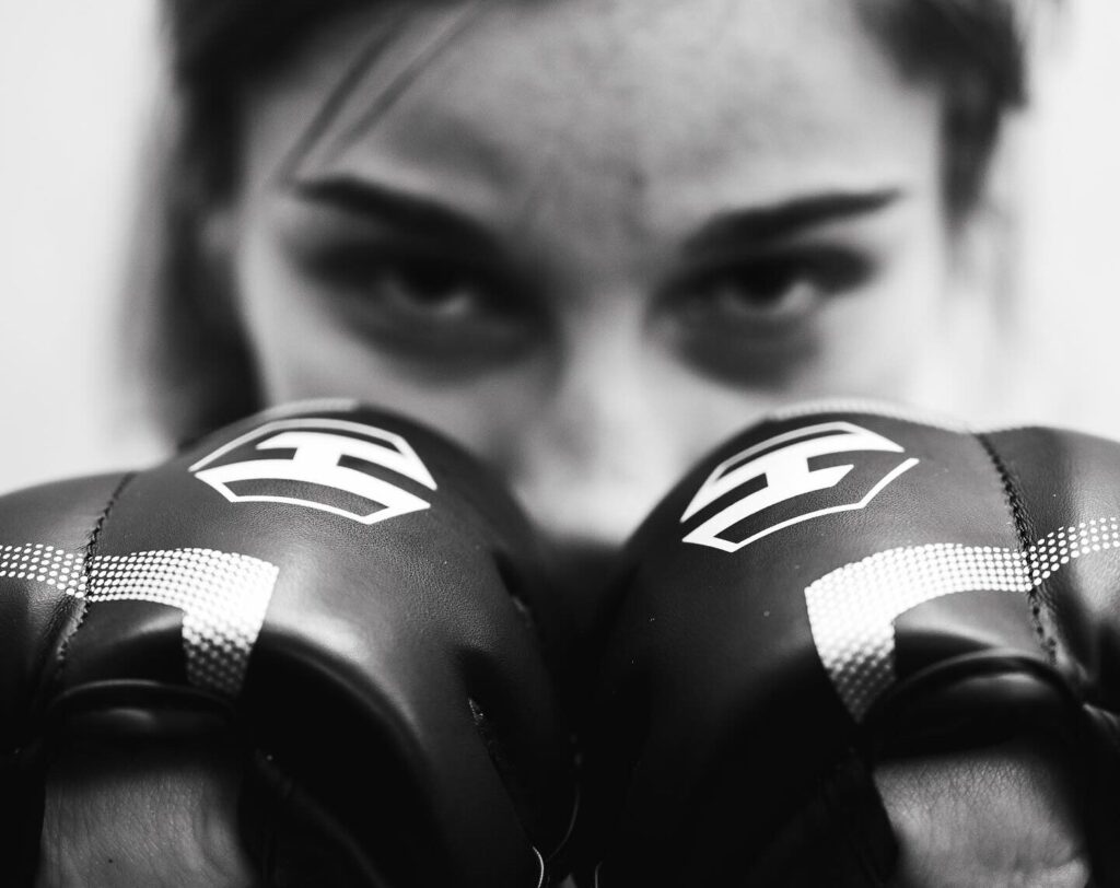 découvrez océane samson, championne de mma et policière dévouée, qui allie force, discipline et engagement au service de la justice.