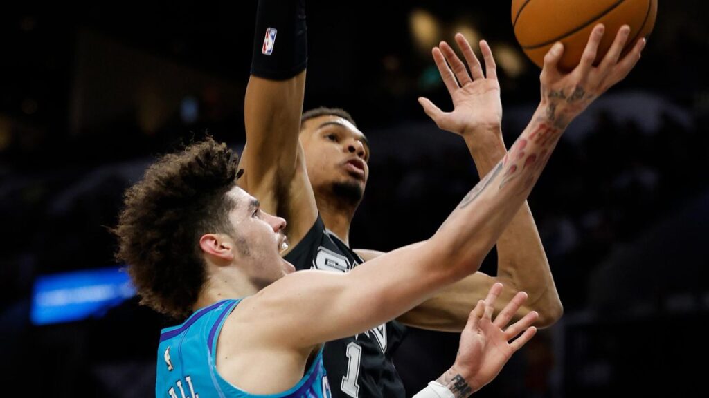 l'okc s'impose lourdement face aux spurs et wembanyama, mettant fin à une série de 3 défaites consécutives avec une performance impressionnante.