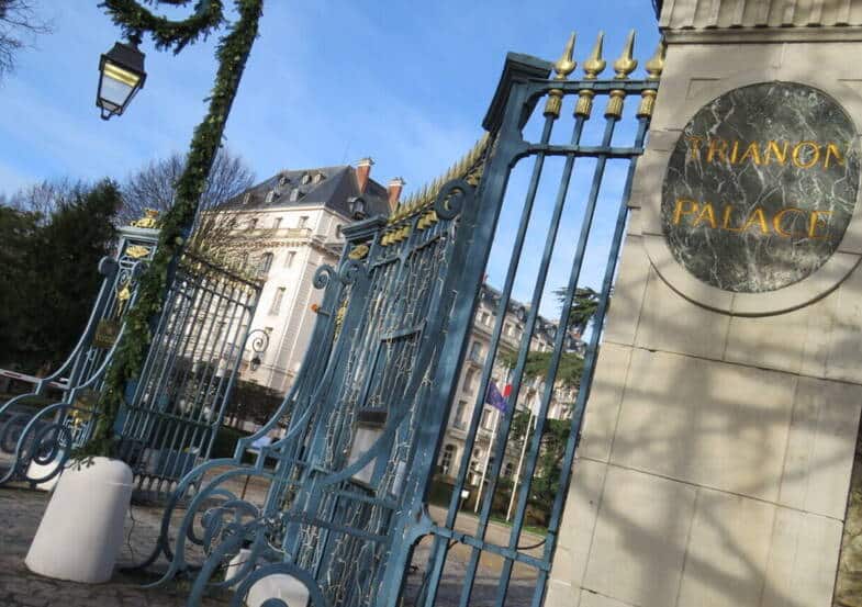 découvrez pourquoi le padel est interdit au trianon palace versailles et les alternatives possibles pour pratiquer ce sport emblématique près du château.