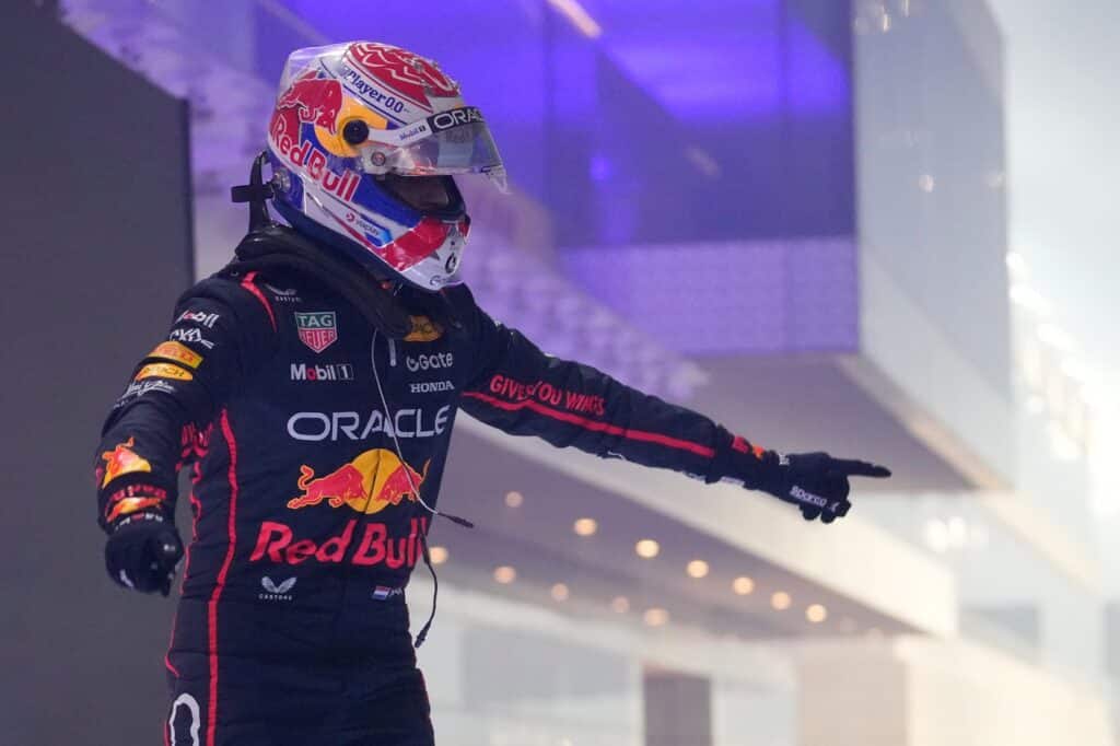 découvrez pourquoi sergio perez, coéquipier de max verstappen, est considéré comme ayant le rôle le plus difficile en f1, entre pression et défis constants au sein de l'équipe red bull.