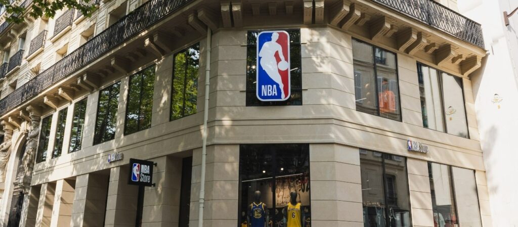 découvrez les enjeux du projet nba europe, entre séduction des fans et incertitudes sur son avenir dans le basket européen.