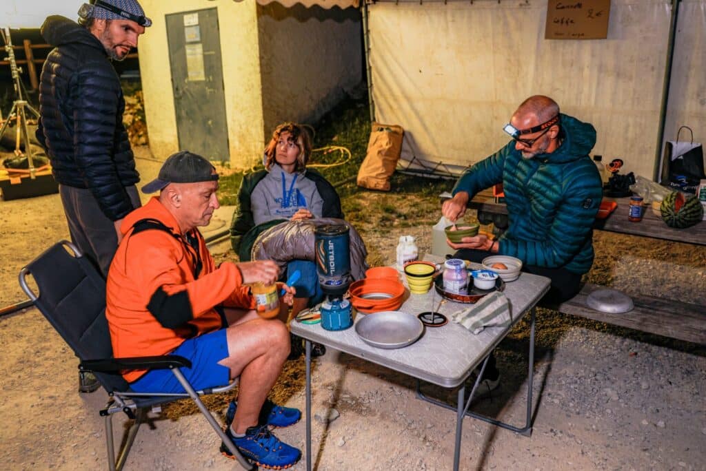 sébastien raichon est prêt à relever le défi de l'ultra-trail des pyrénées et de l'utmb, deux courses emblématiques de trail aux paysages spectaculaires.