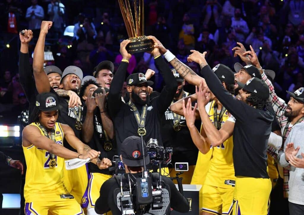 découvrez tout sur le trophée révélation nba, récompensant le meilleur joueur débutant de la saison. suivez les jeunes talents qui marquent l'histoire du basketball.