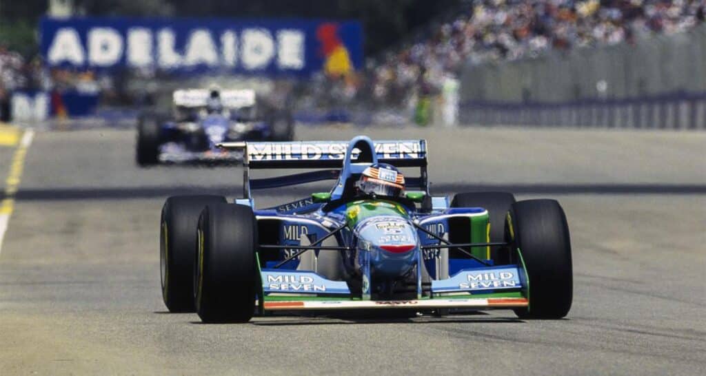 découvrez la voiture benetton avec laquelle michael schumacher a remporté sa première victoire en f1, mise en vente à un prix élevé, un véritable trésor pour les passionnés de course automobile.