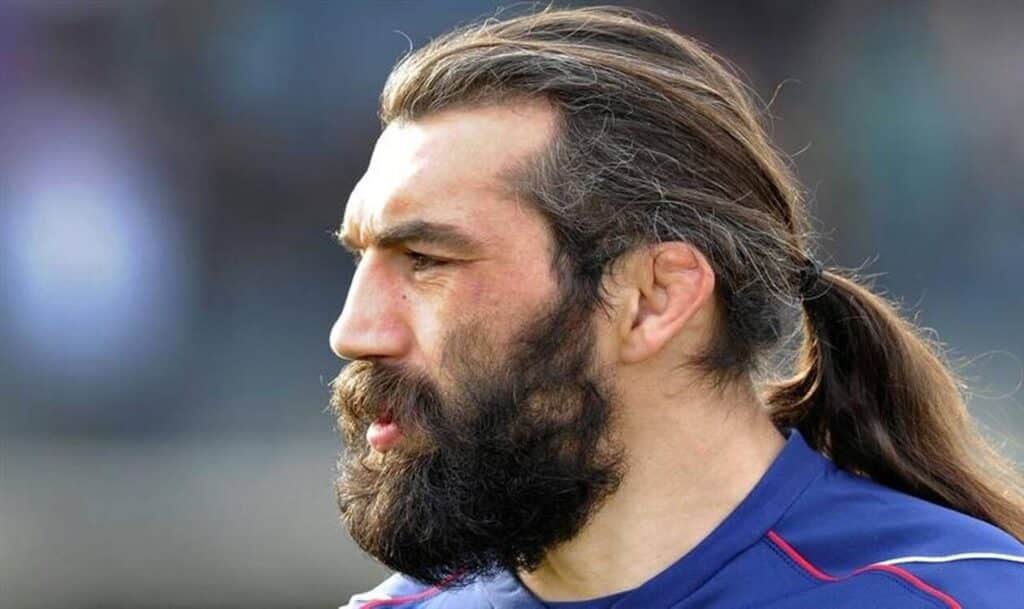 zakaria hamou blessé lors d'un incident et évacué en chaise roulante, retrouvez tous les détails de cet événement marquant.