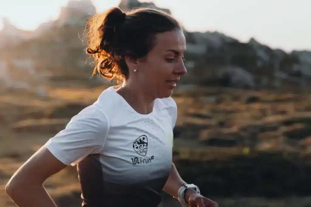 découvrez le défi incroyable d'anne-lise rousset face à la légendaire ultramarathonienne courtney dauwalter, une confrontation pleine de détermination et de passion.